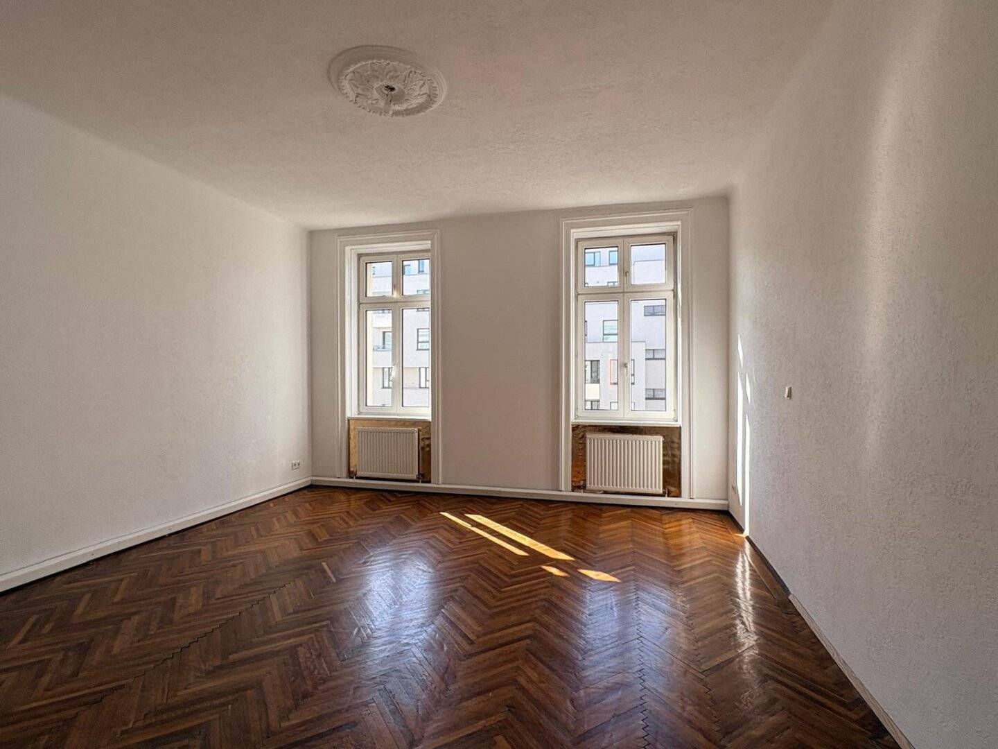 Open-ended 3-room family apartment directly at Quellenplatz