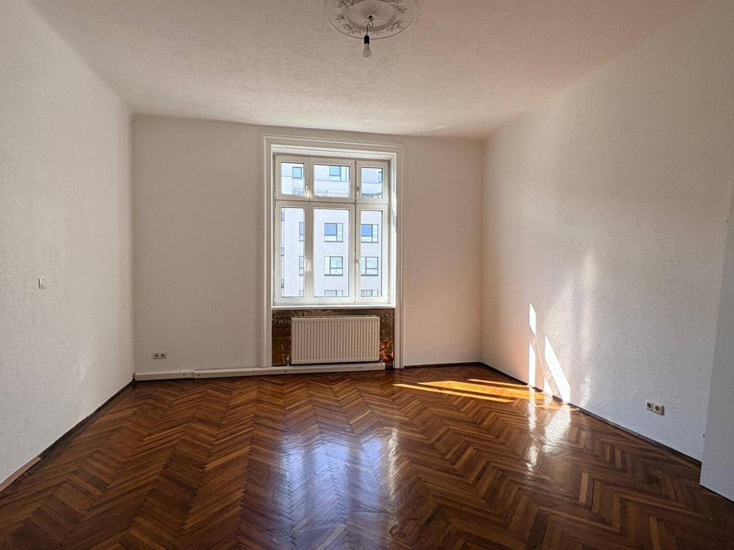Open-ended 3-room family apartment directly at Quellenplatz