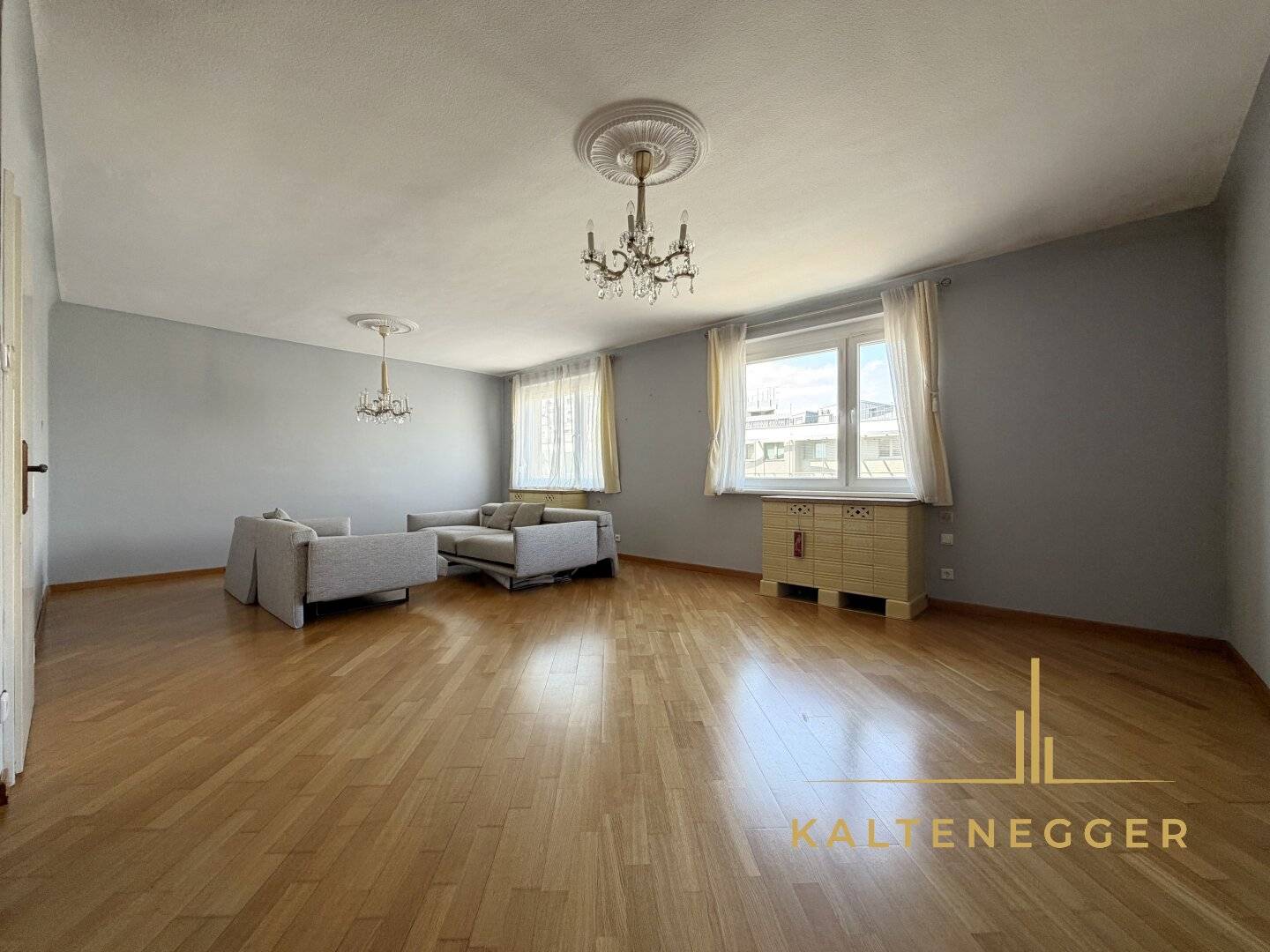 Spacious 115 m² condominium on the 5th floor with redesign potential