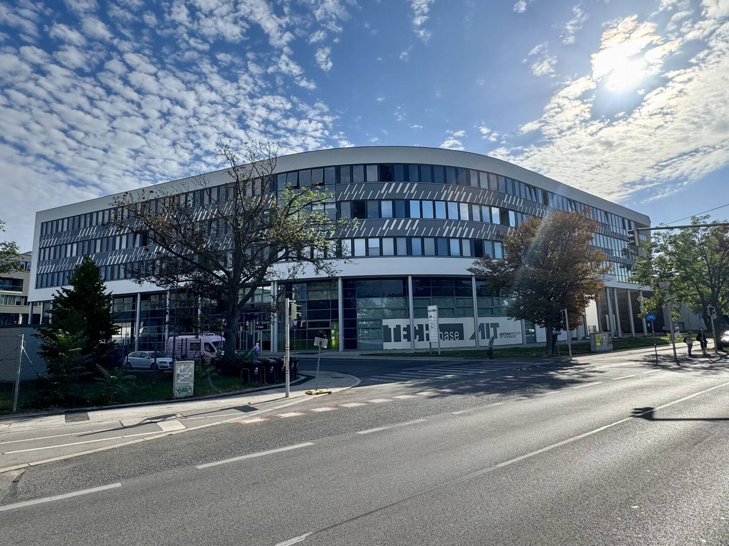 Wohnung in sichtbarer Ecklage mit Ladehof