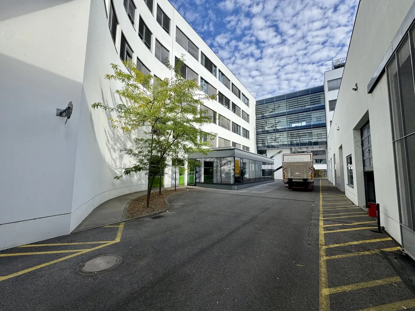 Wohnung in sichtbarer Ecklage mit Ladehof