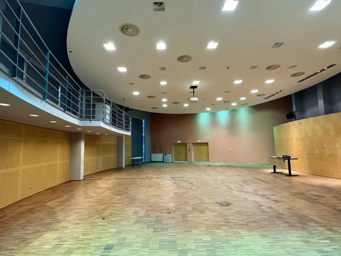 Wohnung in sichtbarer Ecklage mit Ladehof