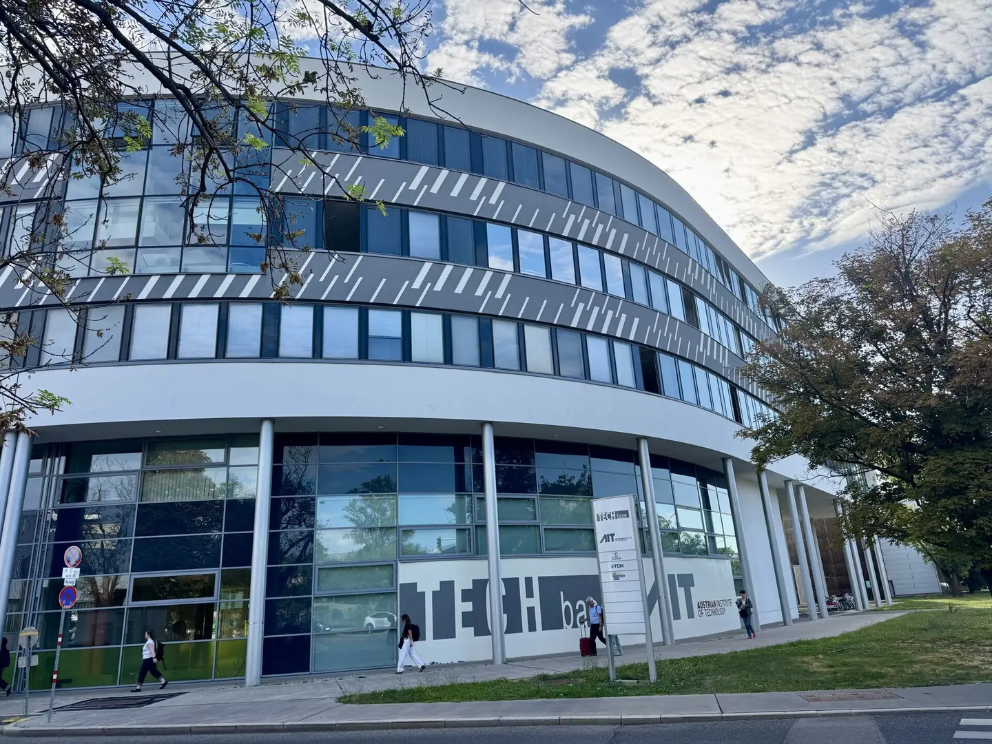 Wohnung in sichtbarer Ecklage mit Ladehof