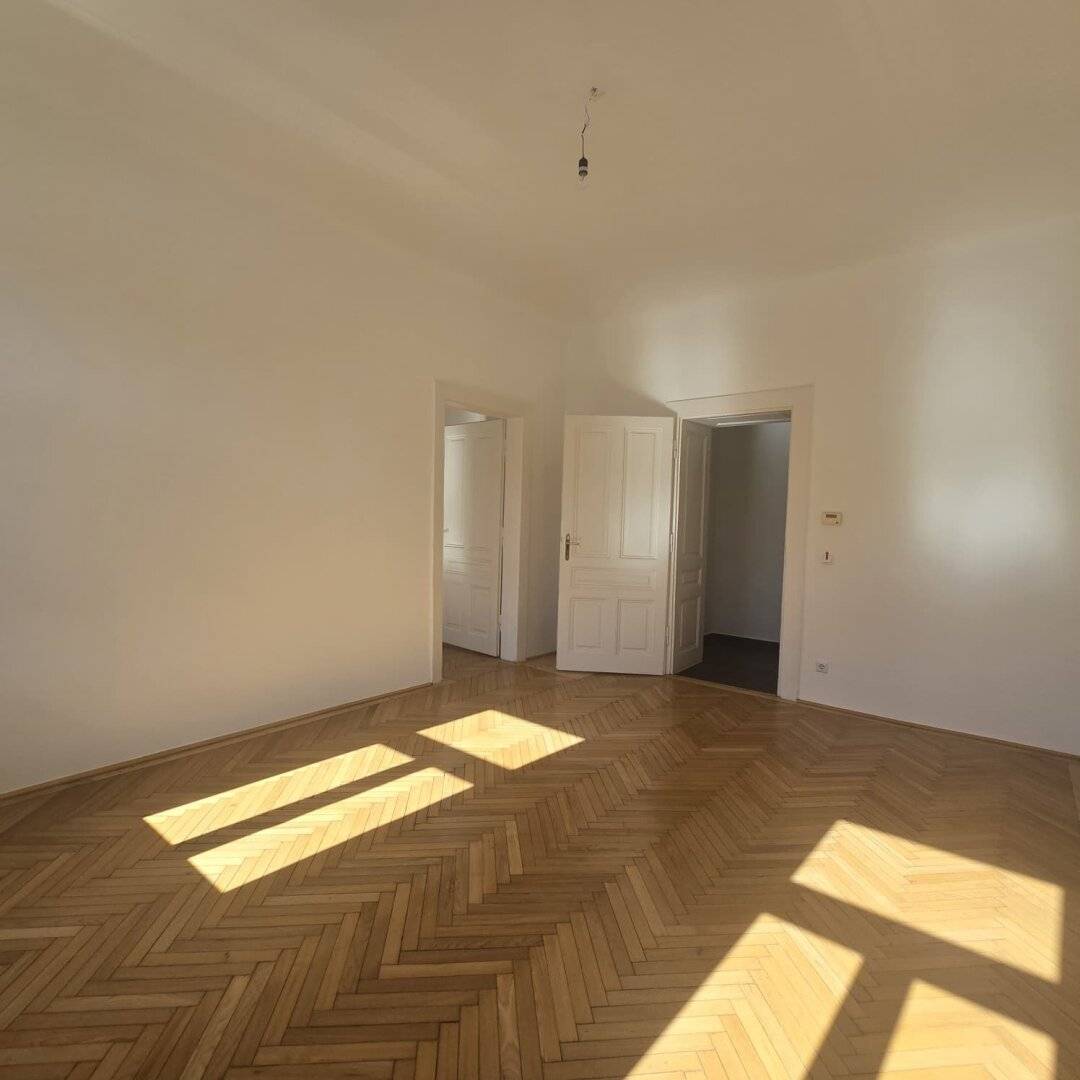 Very bright open-ended period-style old apartment suitable for 2-person flatshare near Volkertmarkt