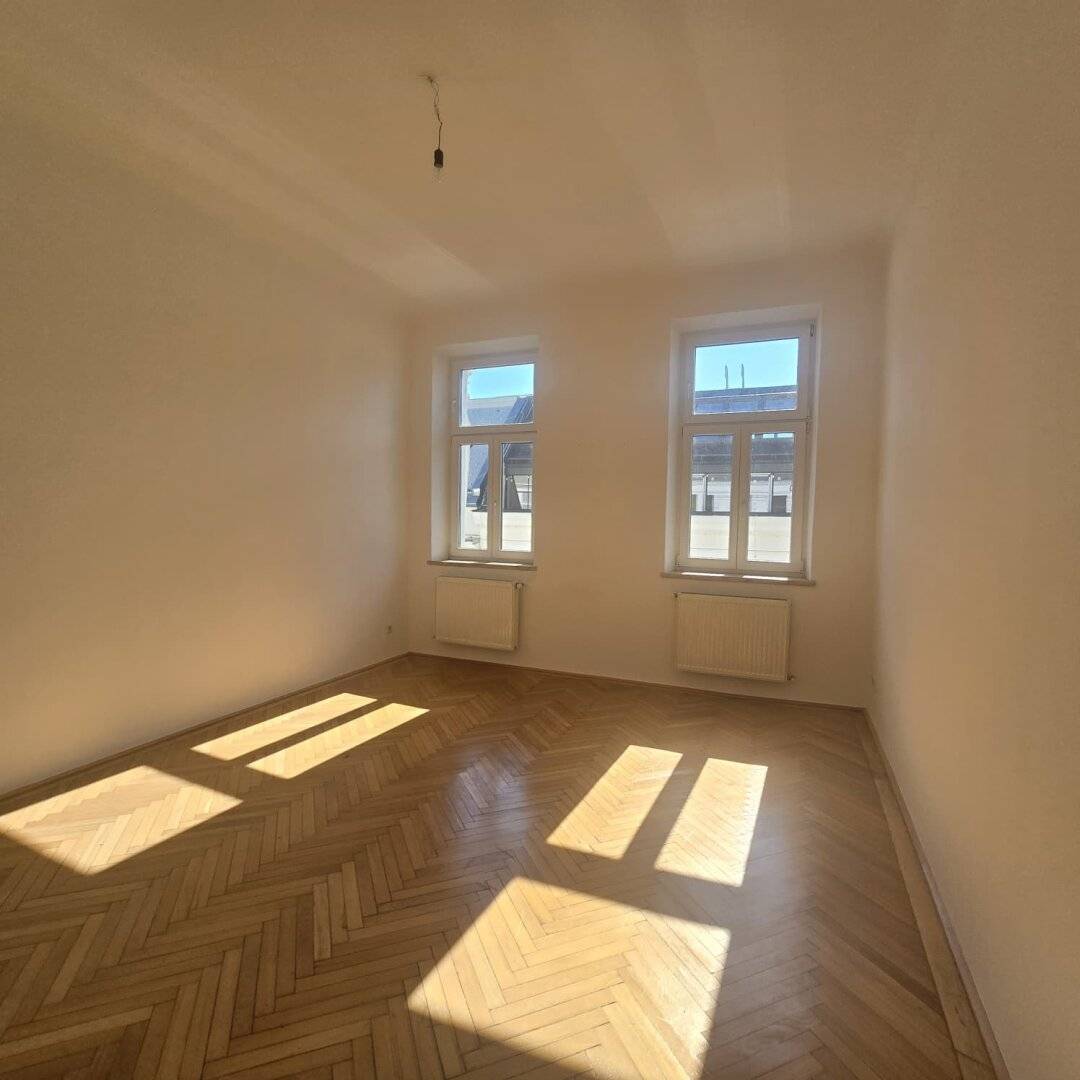 Very bright open-ended period-style old apartment suitable for 2-person flatshare near Volkertmarkt
