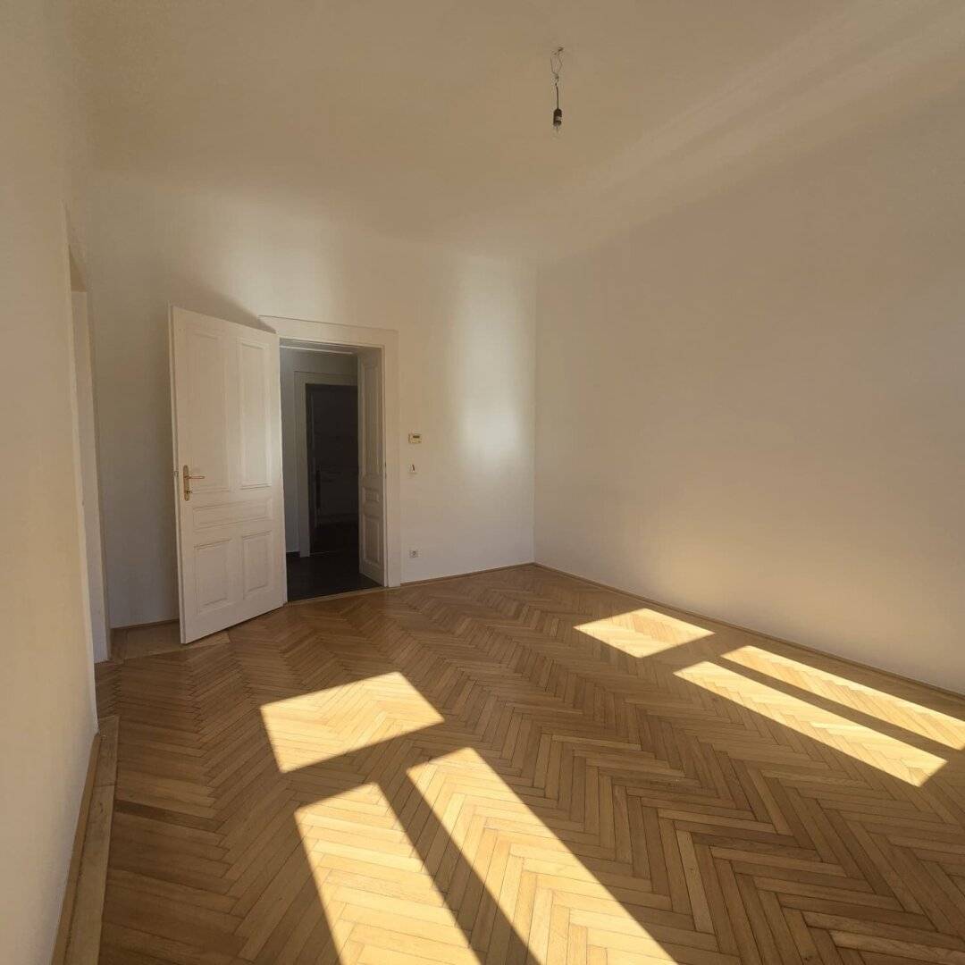 Very bright open-ended period-style old apartment suitable for 2-person flatshare near Volkertmarkt