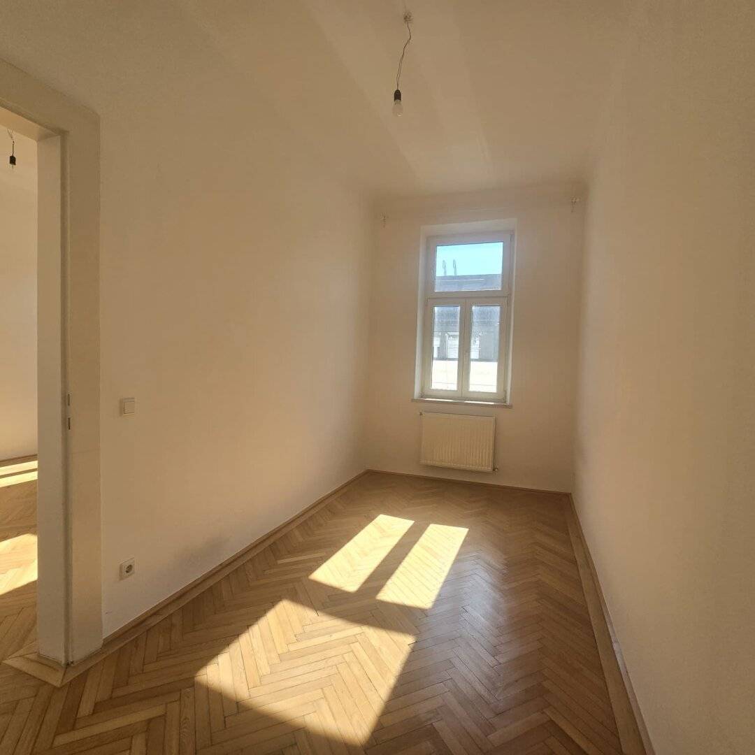 Very bright open-ended period-style old apartment suitable for 2-person flatshare near Volkertmarkt