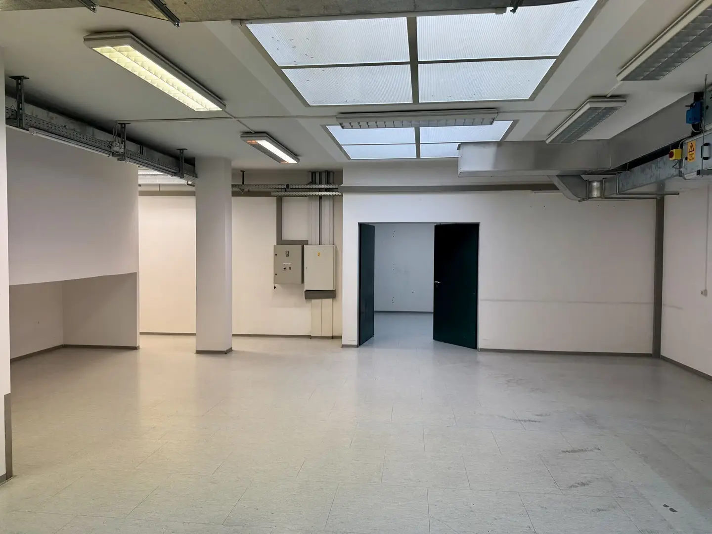 Helle Loftwohnung mit Schaufenster und Garage