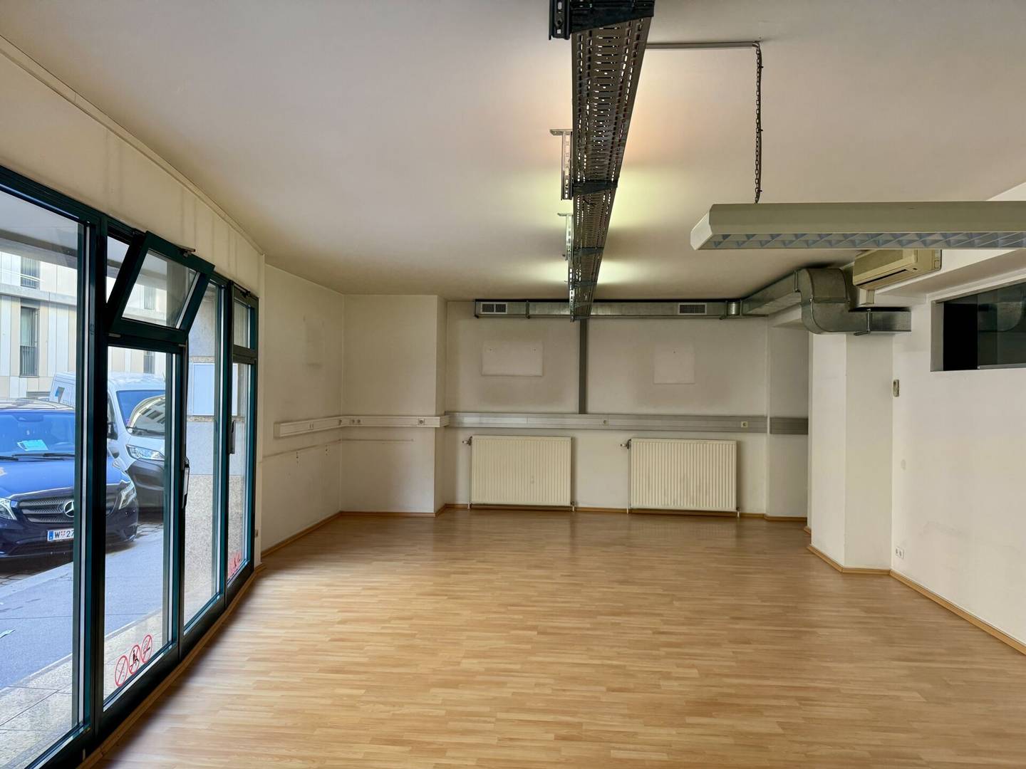 Helle Loftwohnung mit Schaufenster und Garage