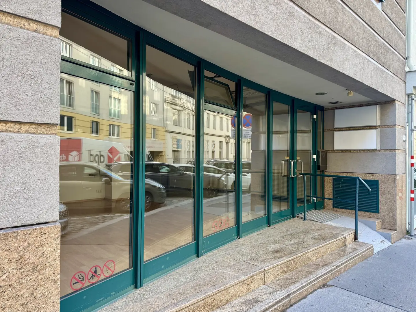 Helle Loftwohnung mit Schaufenster und Garage