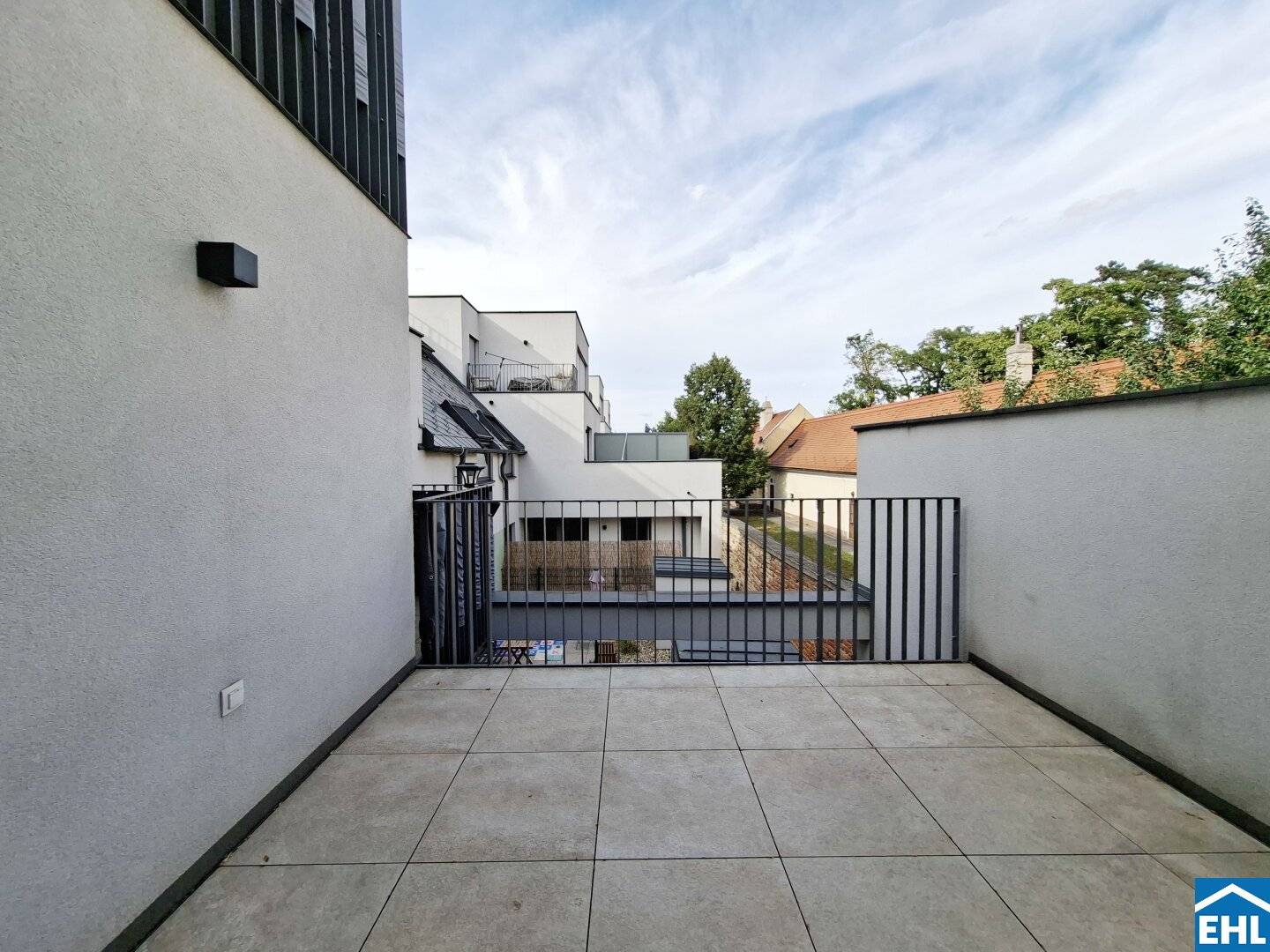 COURTYARD ENSEMBLE – Ideal Balance between City and Rural Charm