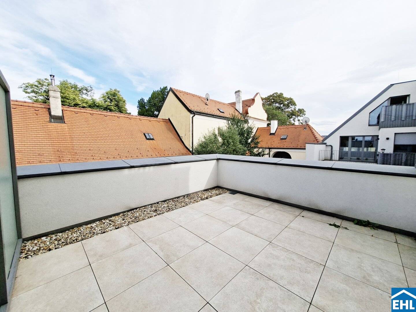 East-facing 2-room balcony apartment