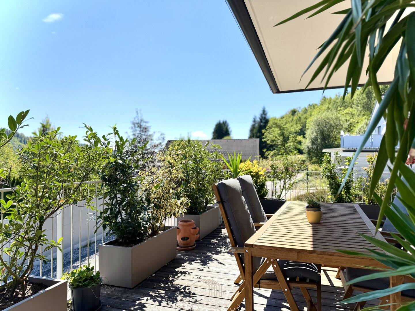 RUHELAGE: Exklusive 5-Zimmer-Wohnung mit Panoramablick, Balkon, zwei Stellplätzen und E-Ladestation in ruhiger Grünlage