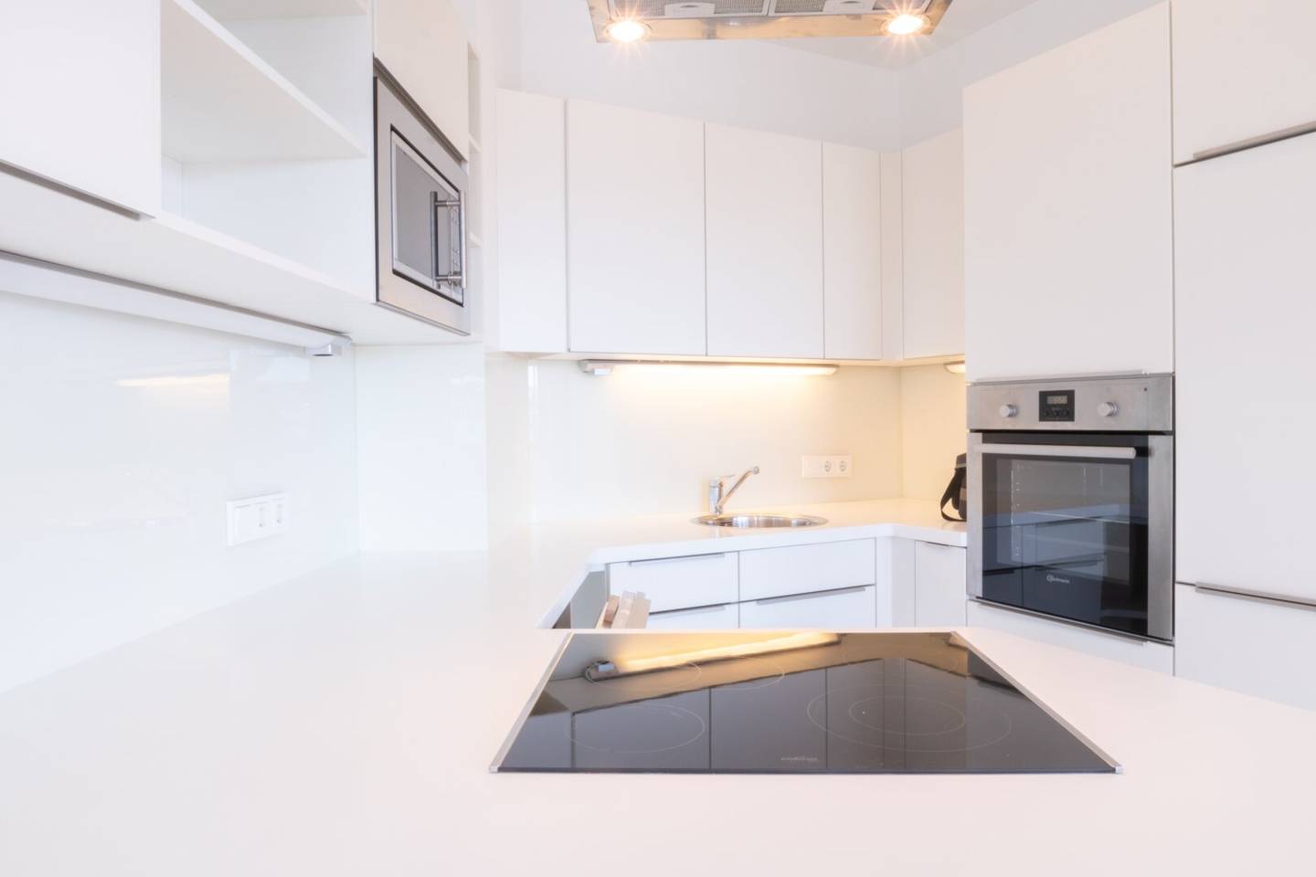 3-room apartment Directly at U4+U6 Längenfeldgasse Loggia Suitable for flatshare