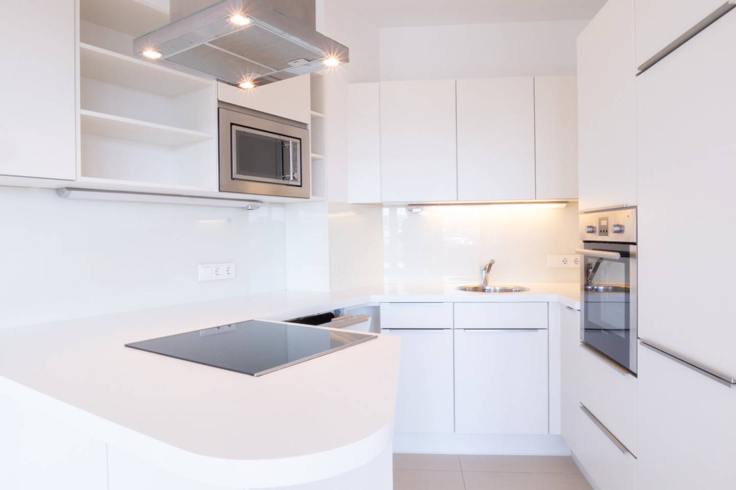 3-room apartment Directly at U4+U6 Längenfeldgasse Loggia Suitable for flatshare