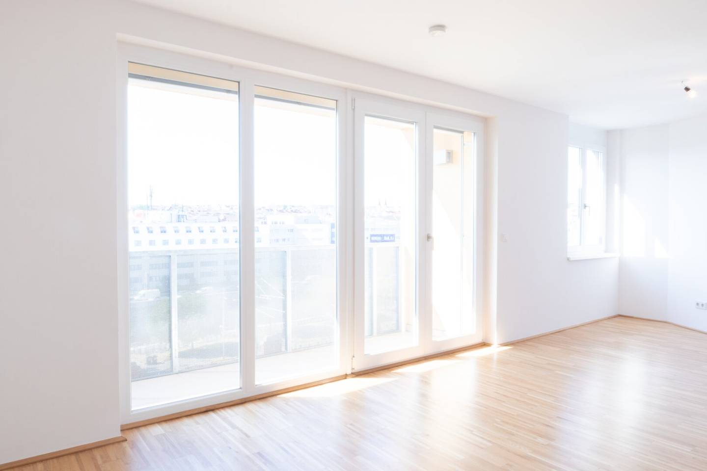 3-room apartment Directly at U4+U6 Längenfeldgasse Loggia Suitable for flatshare