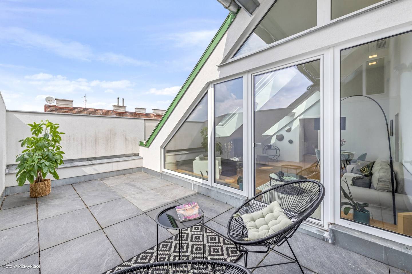 Voll ausgestattetes 2-Zimmer-DG-Apartment mit Terrasse in der trendigen Josefstadt