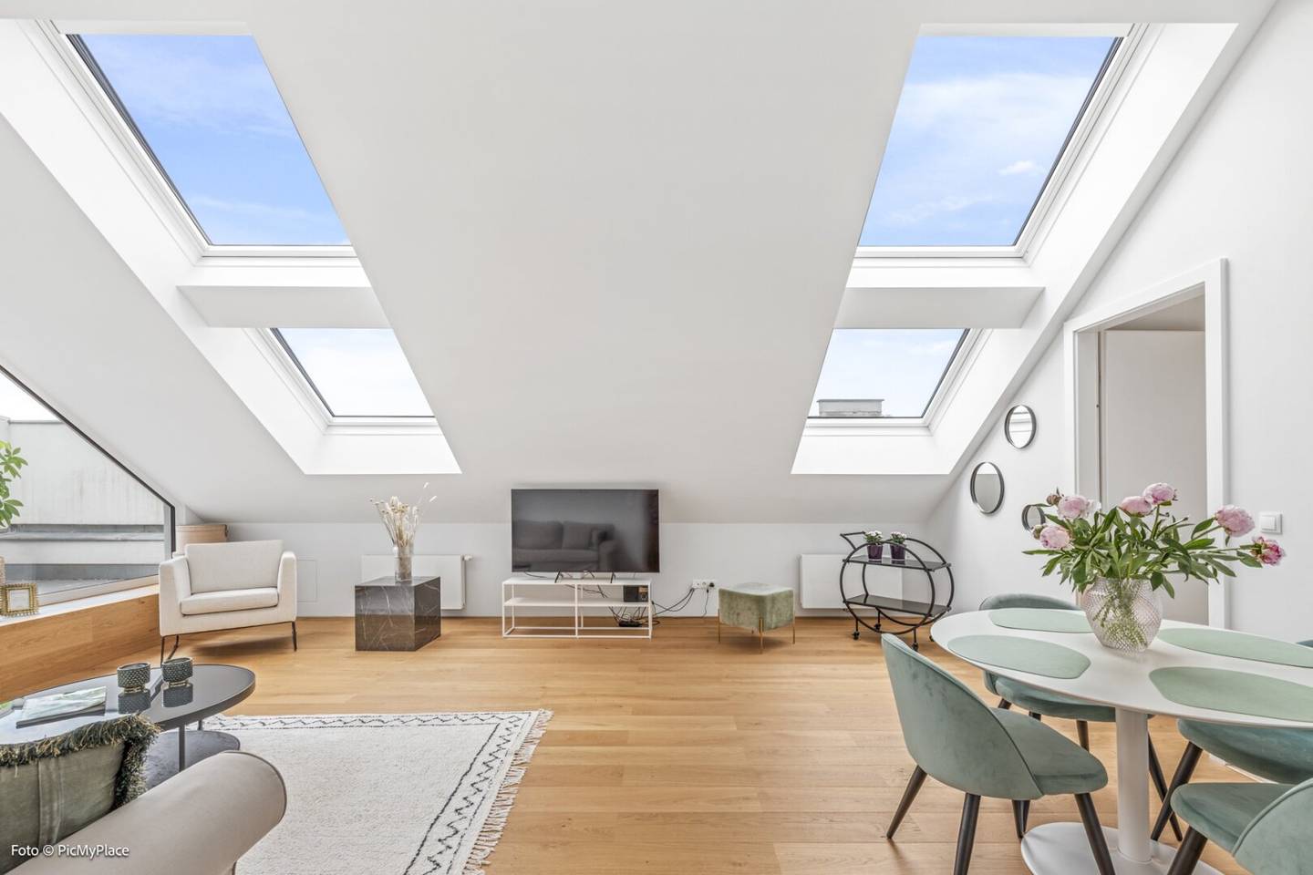 Voll ausgestattetes 2-Zimmer-DG-Apartment mit Terrasse in der trendigen Josefstadt
