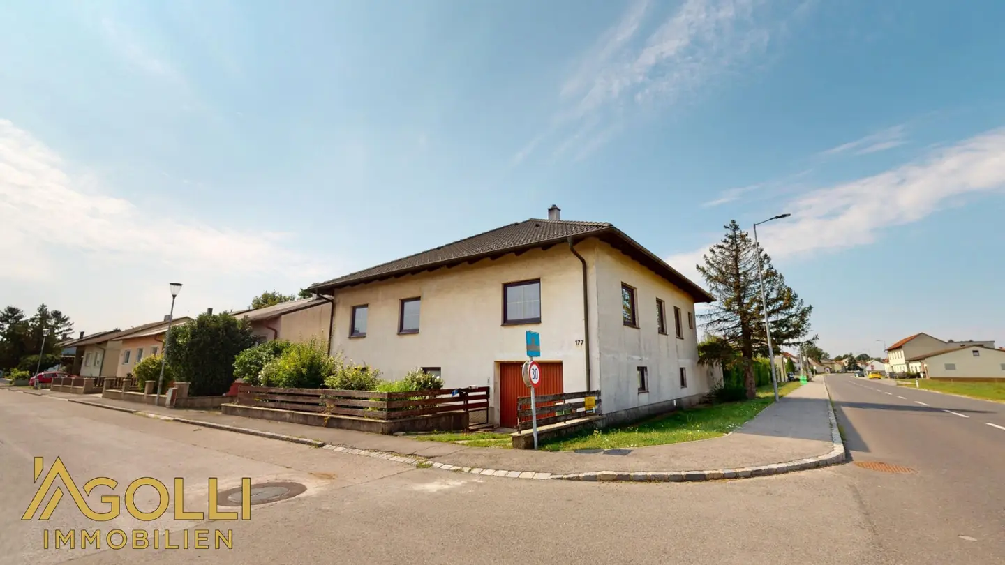 Einfamilienhaus mit großzügigem Eckgrundstück und Garagenwerkstatt in Loimersdorf