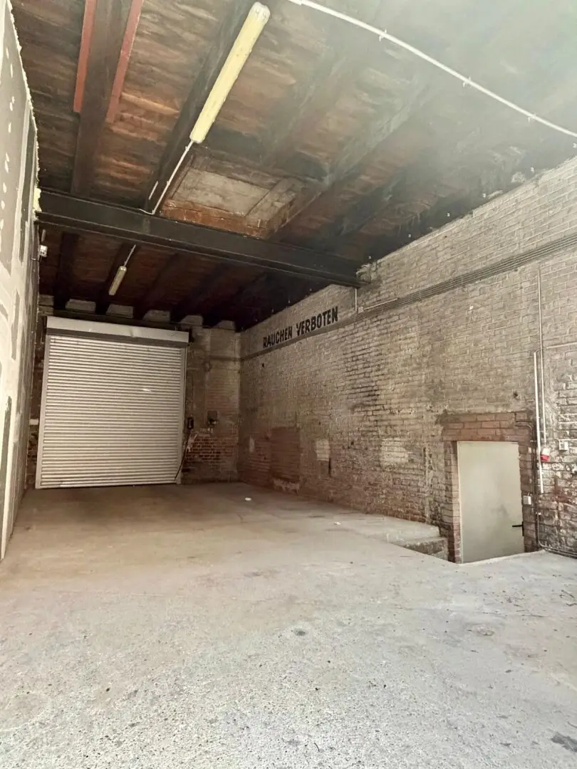 Perfect location Linzer Straße Schönbrunn. Top condition as warehouse, office, practice, retail space 200 m² plus parking spaces in the courtyard