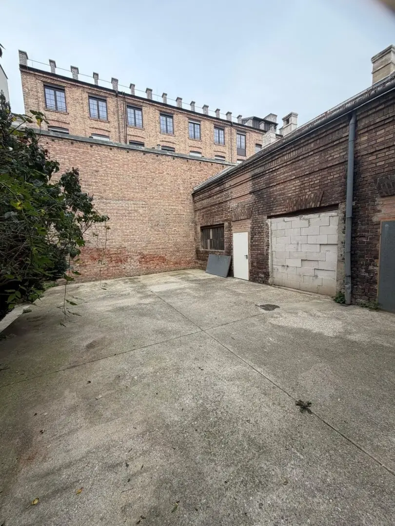 Perfect location Linzer Straße Schönbrunn. Top condition as warehouse, office, practice, retail space 200 m² plus parking spaces in the courtyard