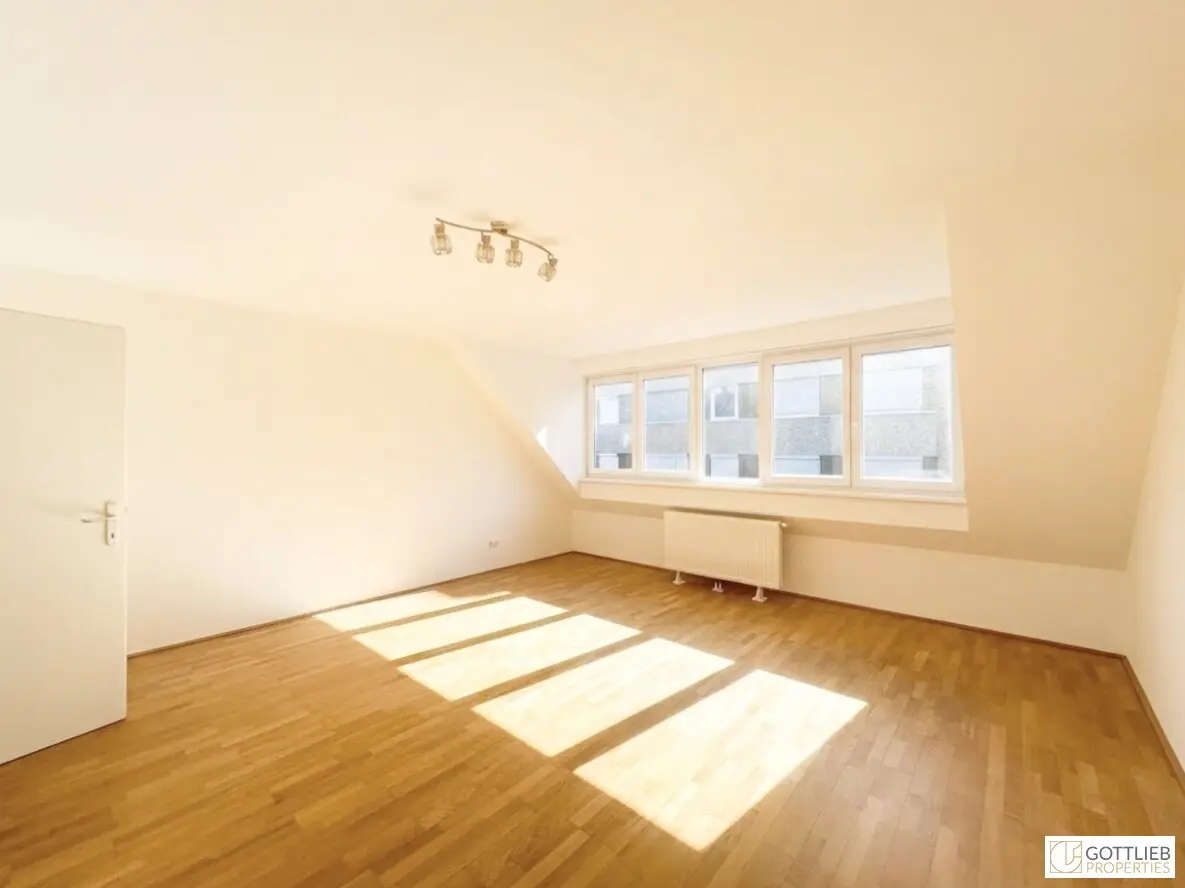 Bestlage nahe Raimundtheater! Sonnendurchflutete und barrierefreie 2-Zimmer-Dachgeschoss-Wohnung in Ruhelage