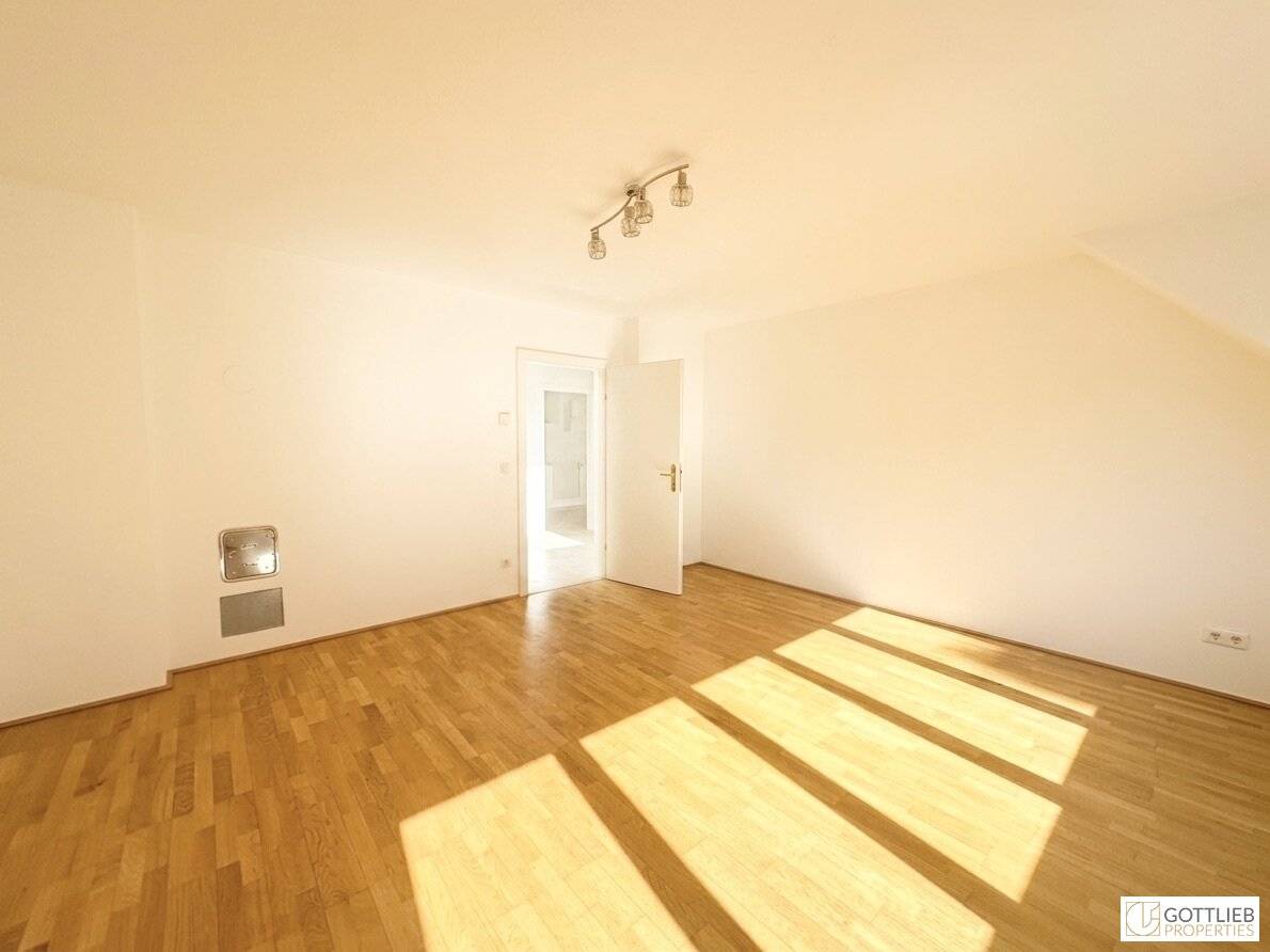 Bestlage nahe Raimundtheater! Sonnendurchflutete und barrierefreie 2-Zimmer-Dachgeschoss-Wohnung in Ruhelage