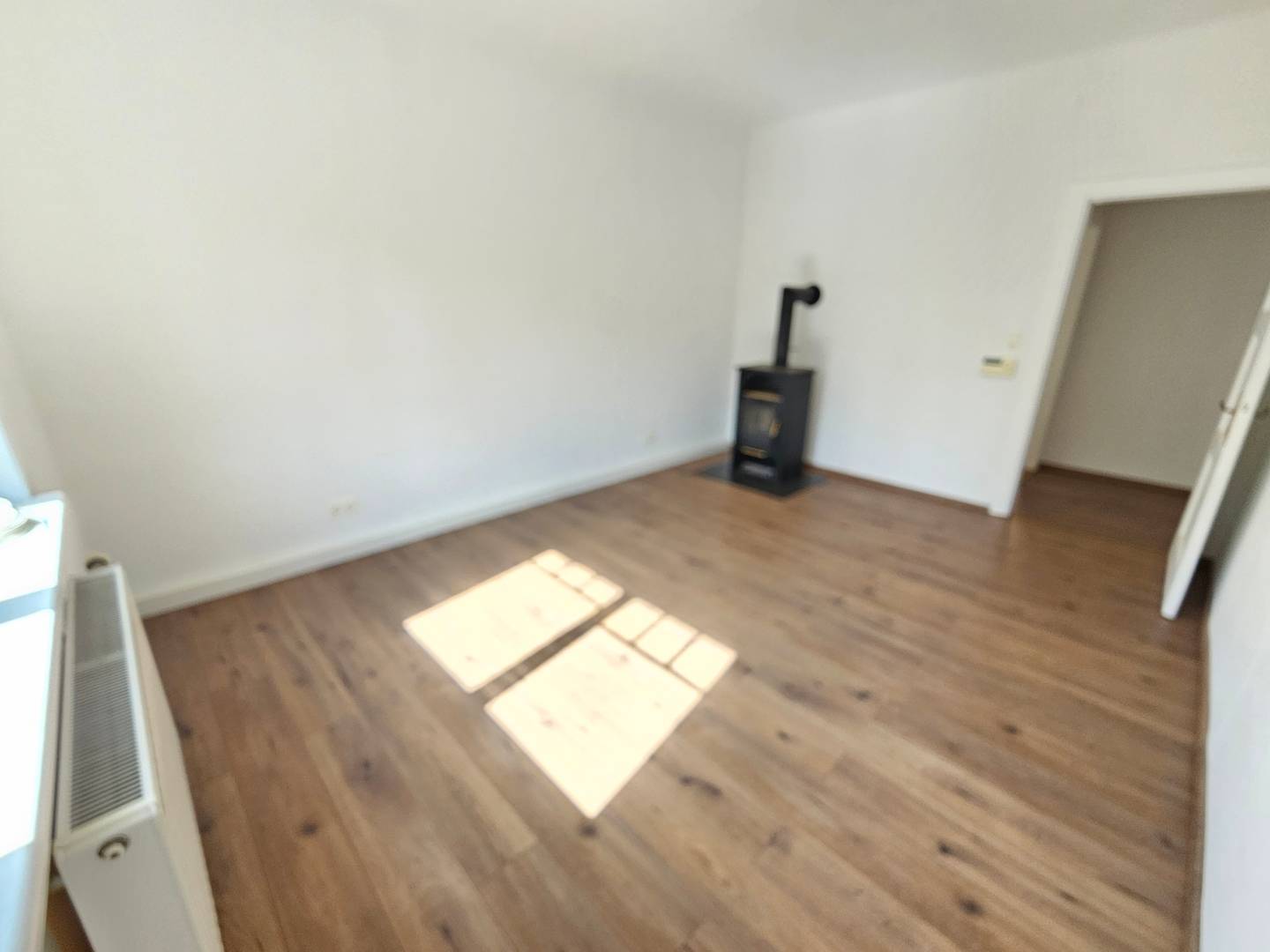 Helle Wohnung mit Kaminofen in guter Lage