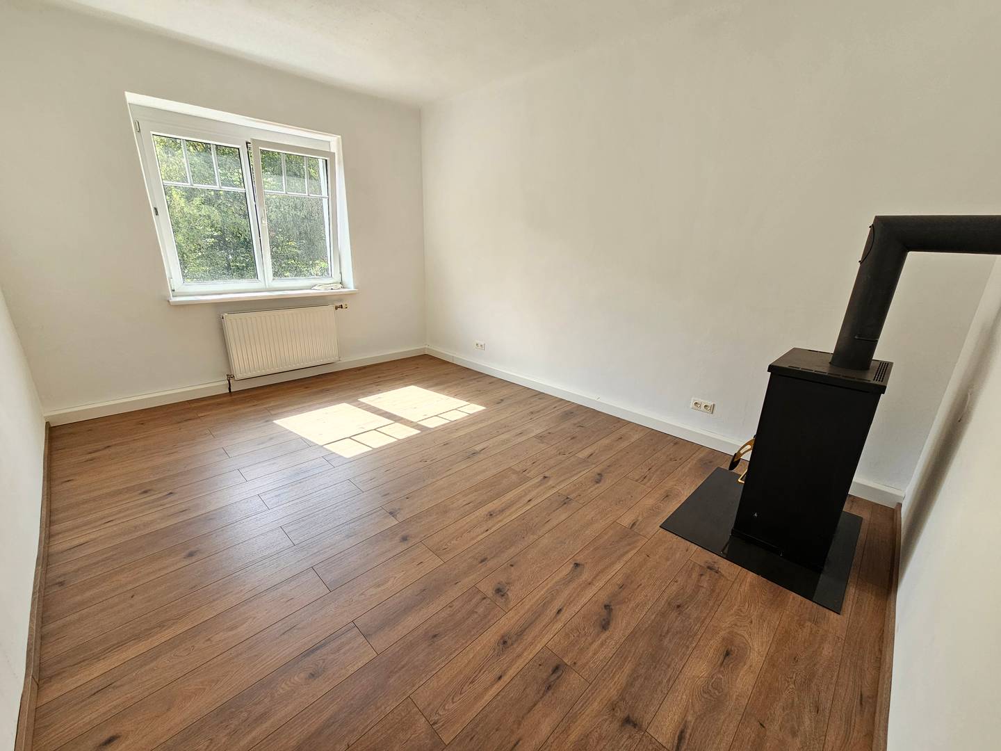 Helle Wohnung mit Kaminofen in guter Lage