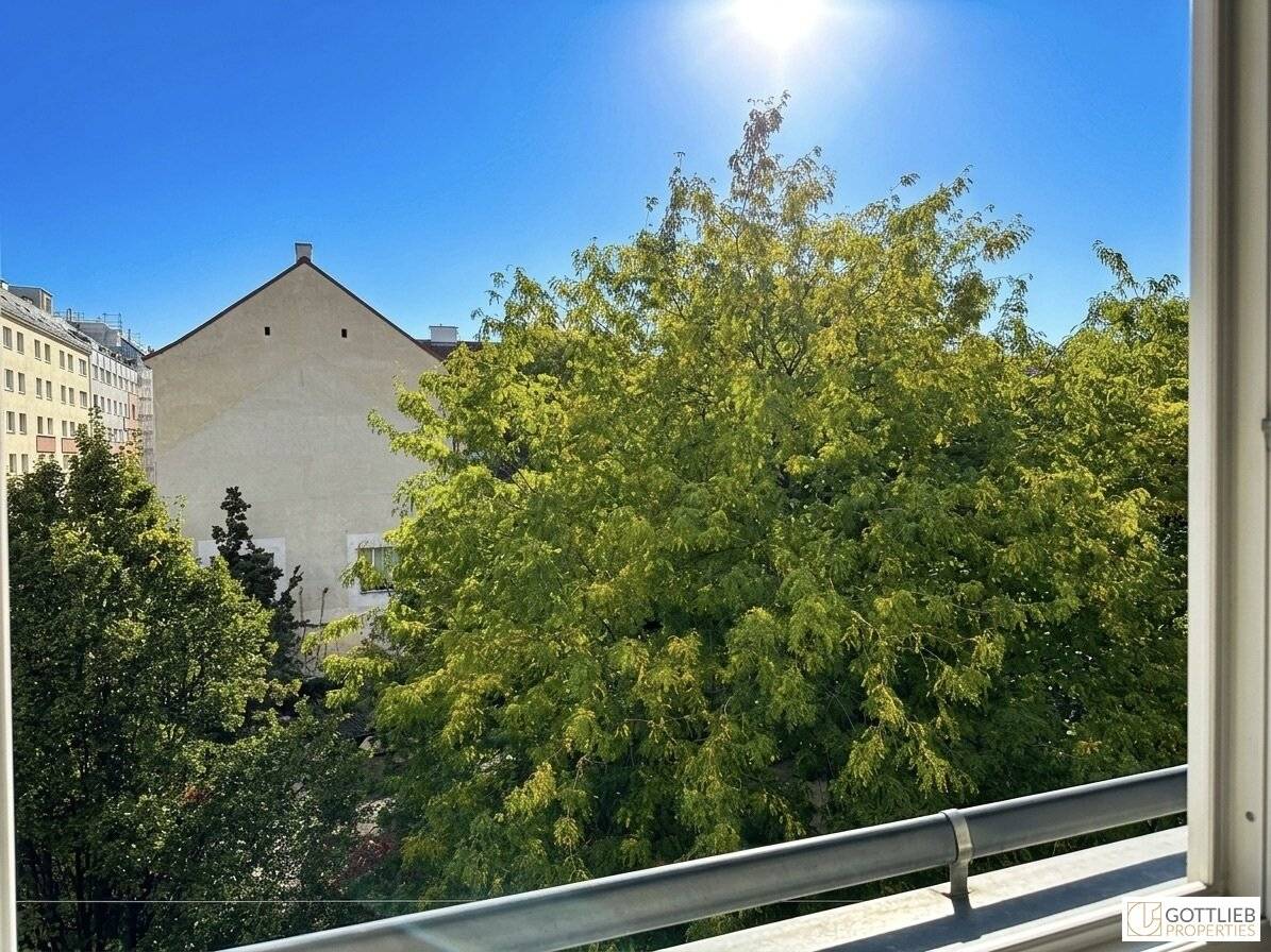 Grünruhelage nahe Raimundtheater! Lichtdurchflutete und barrierefreie 3-Zimmer-Dachgeschoss-Wohnung mit Parkblick