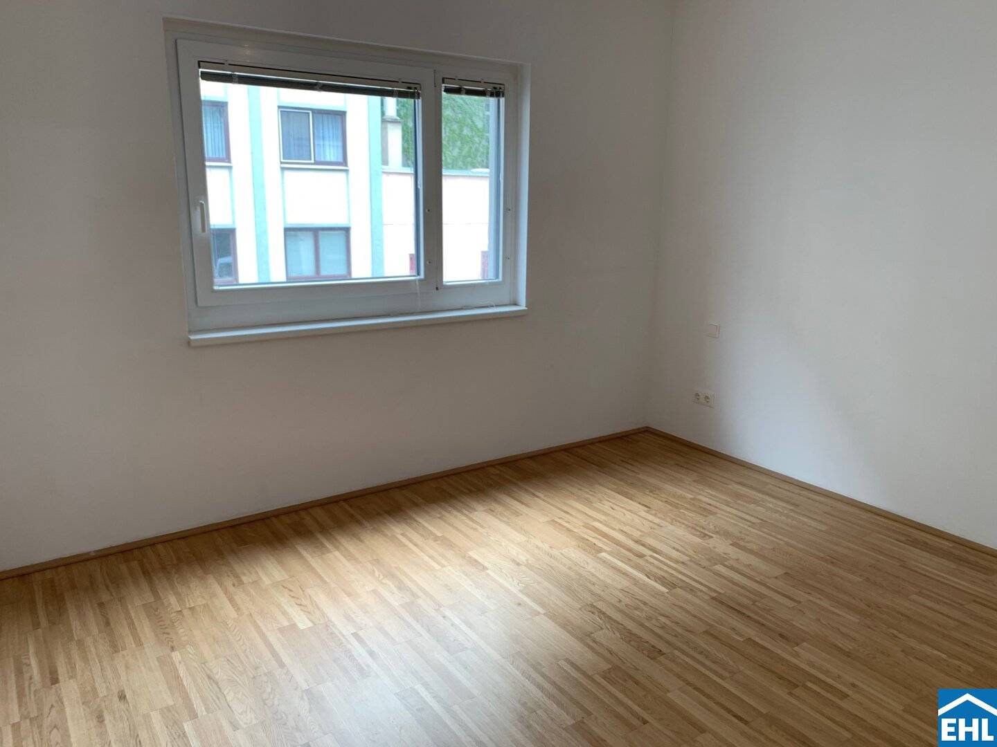 Urban 2-room apartment with loggia near U3 Kardinal Nagl Platz