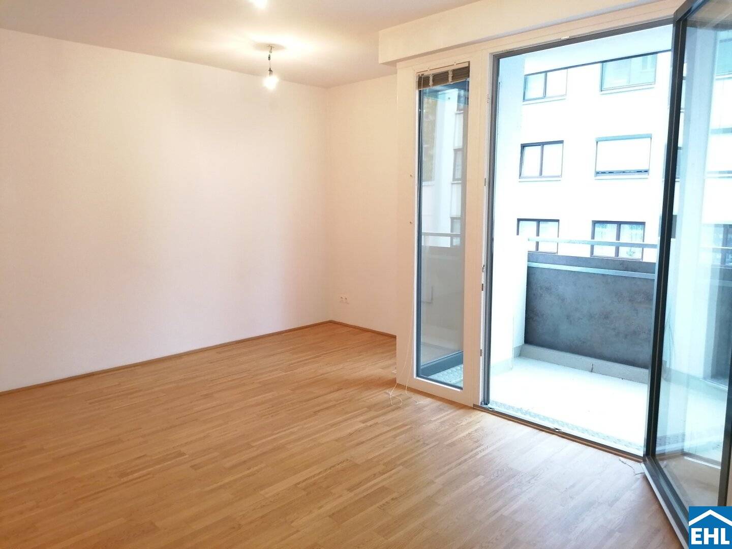 Urban 2-room apartment with loggia near U3 Kardinal Nagl Platz