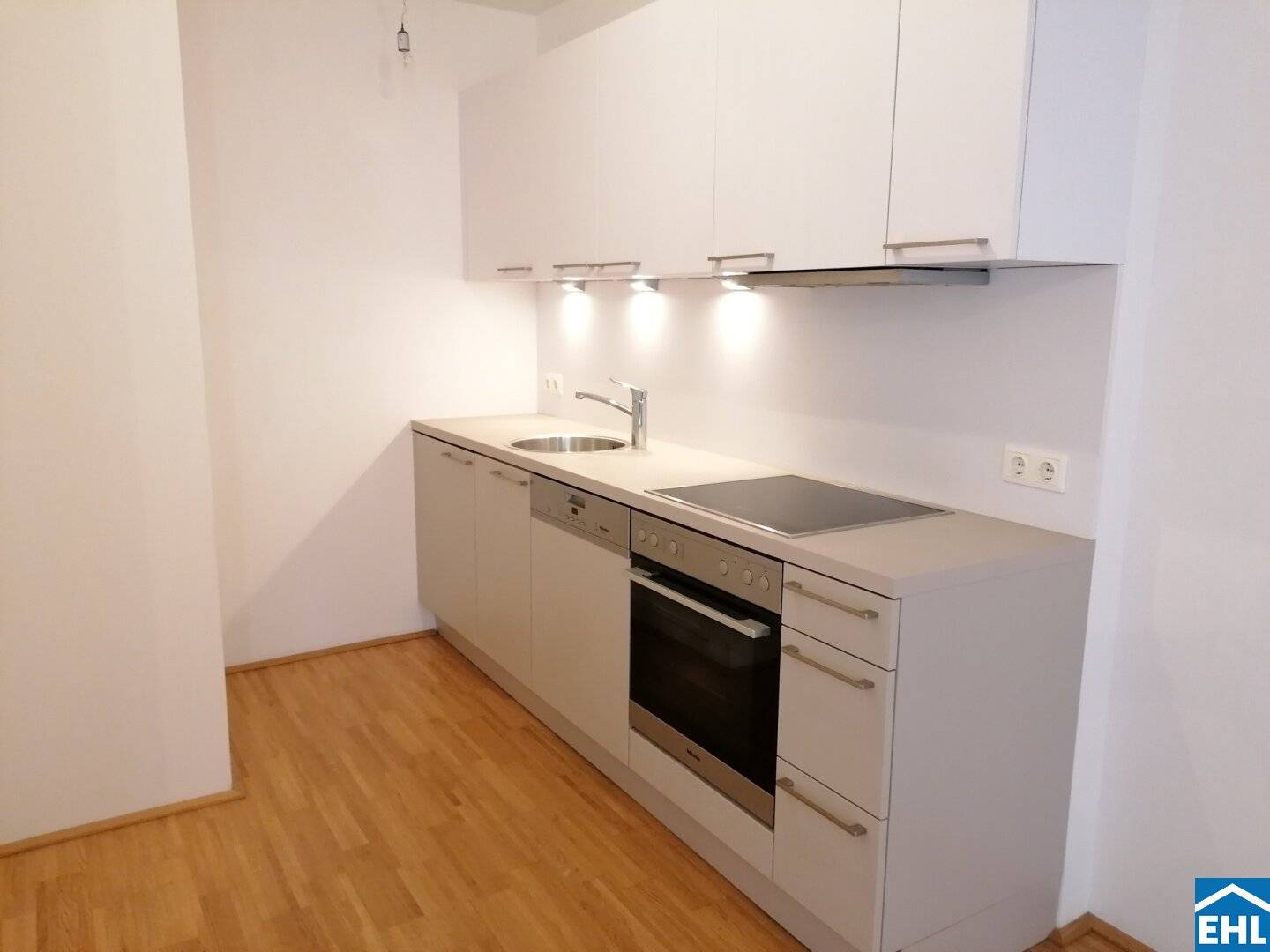 Urban 2-room apartment with loggia near U3 Kardinal Nagl Platz