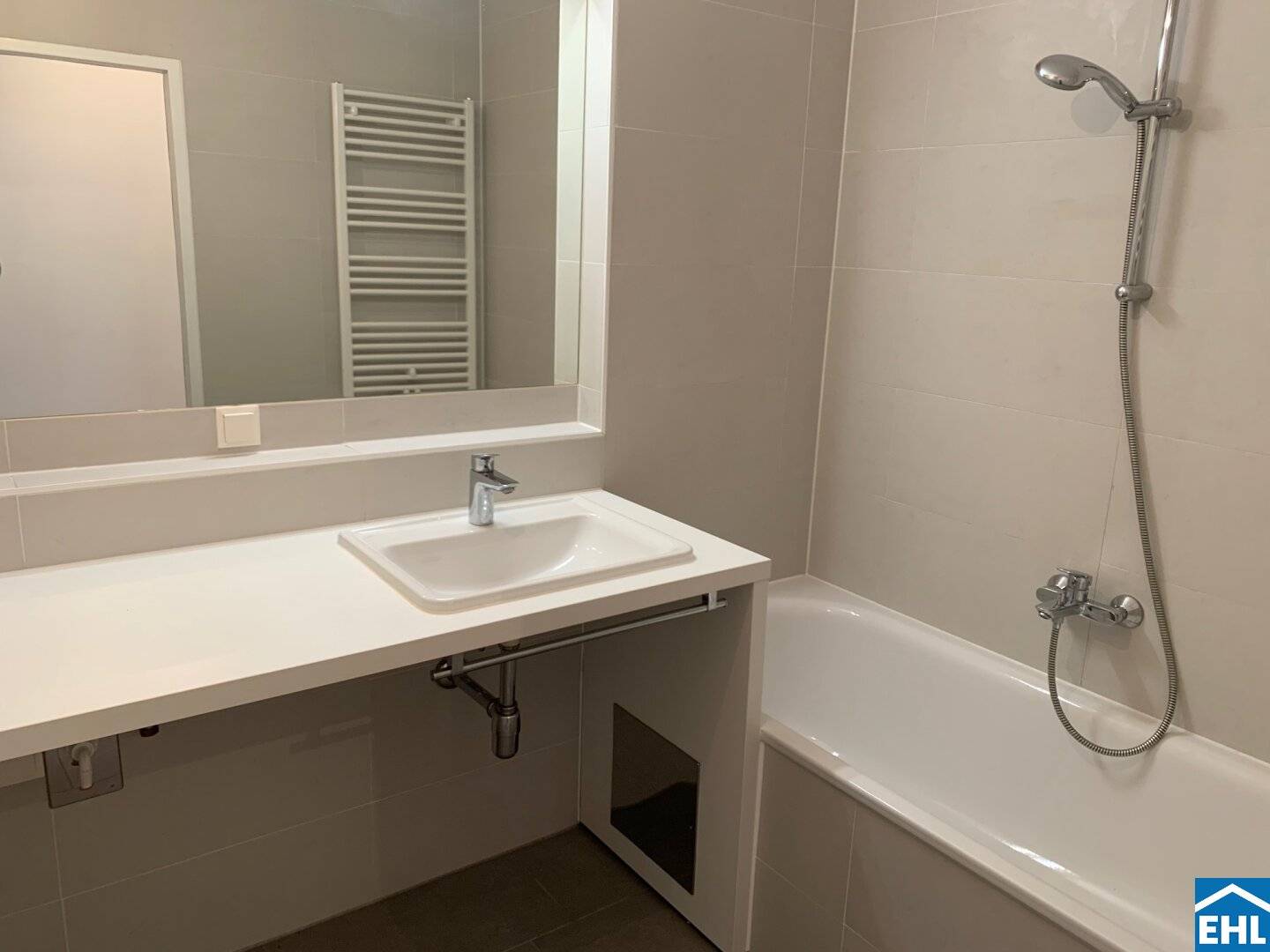Urban 2-room apartment with loggia near U3 Kardinal Nagl Platz