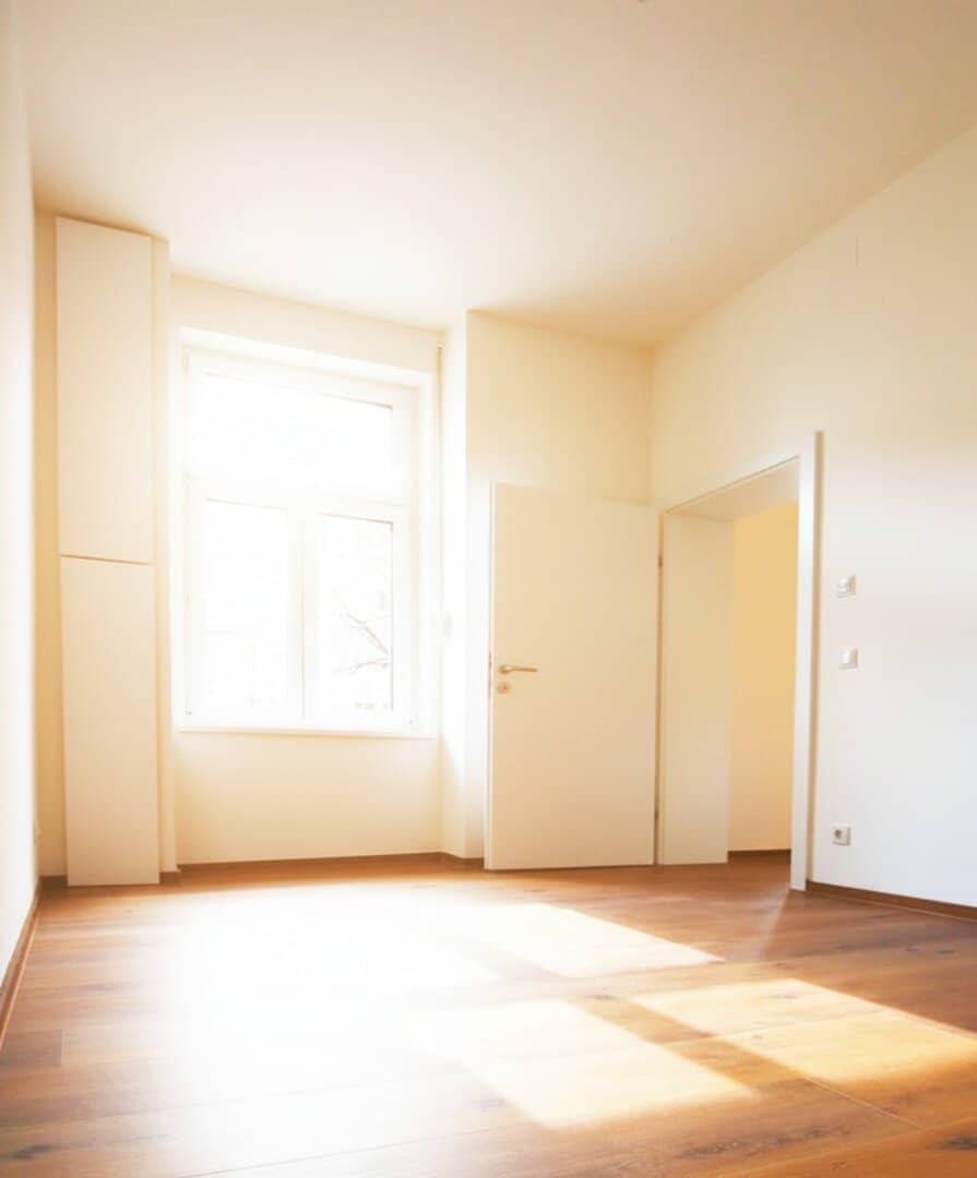 Centrally located 2-room apartment plus separate kitchen with space for a dining table, shared garden use