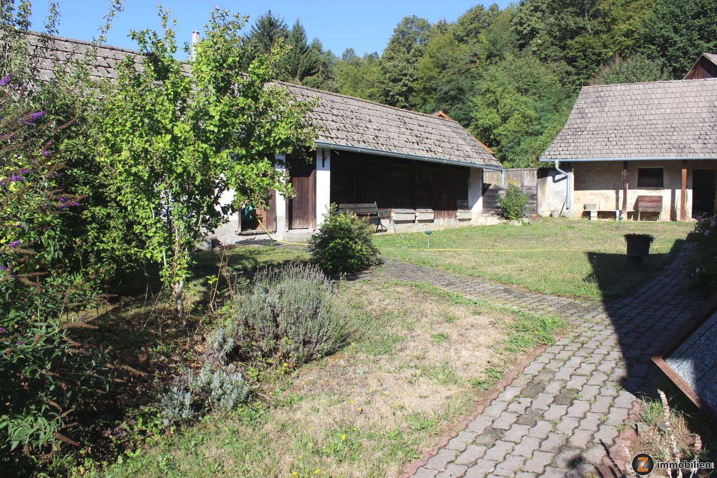 Langeck: Residential house with outbuilding and sheltered courtyard