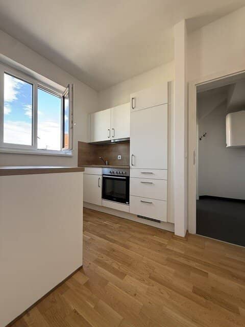 Small but charming: Bright attic apartment in central location: spacious 1-room apartment, modern kitchen and bathroom fittings, modernly renovated