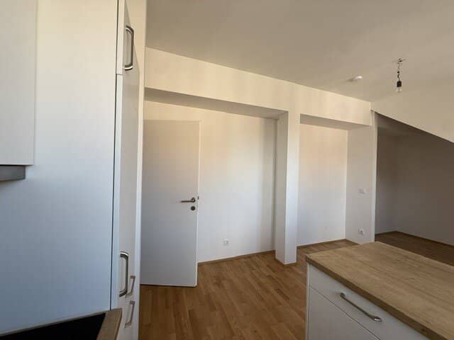 Small but charming: Bright attic apartment in central location: spacious 1-room apartment, modern kitchen and bathroom fittings, modernly renovated