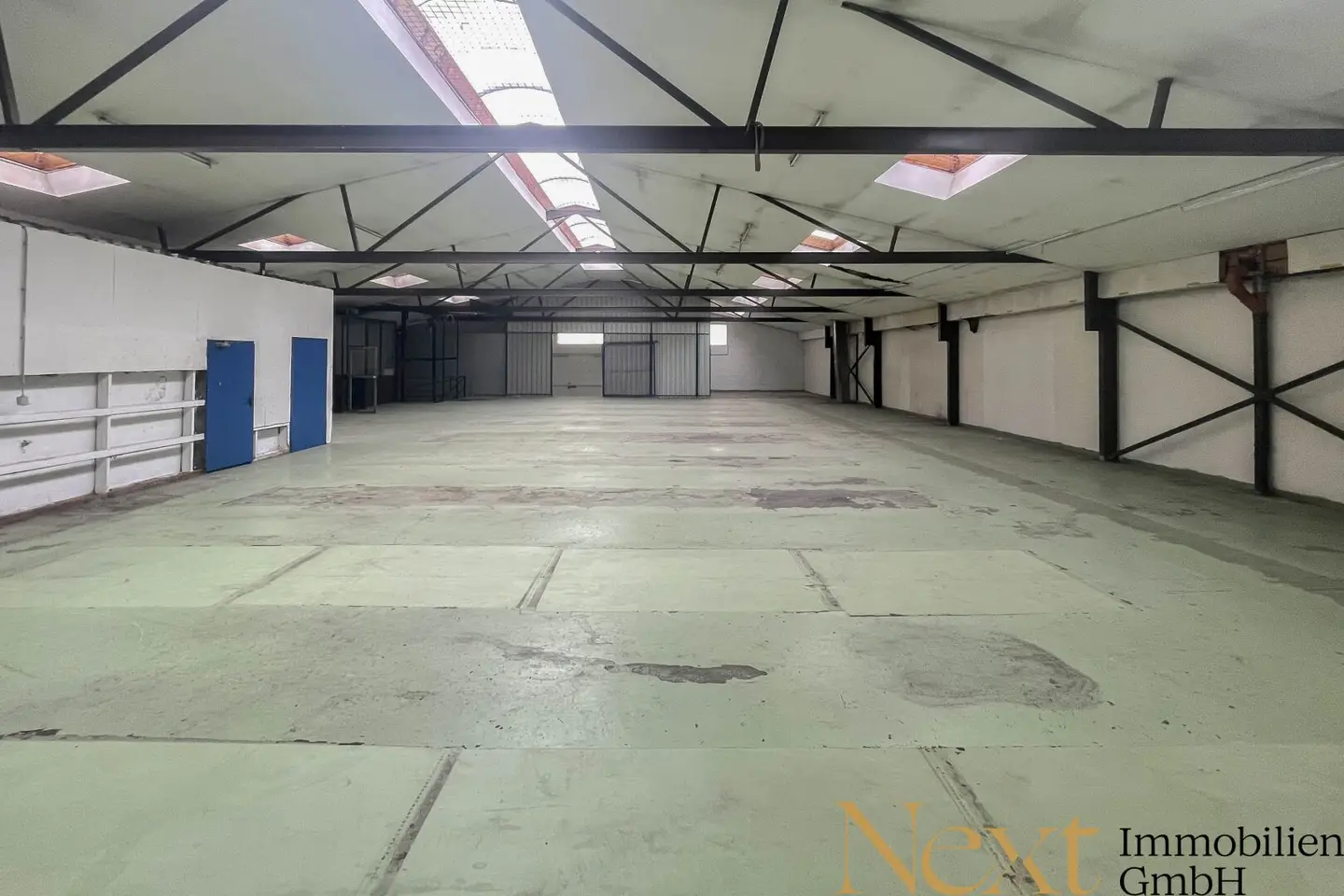 Geschäfts-/Verkaufsfläche mit Schaufensterfront und großer Lagerhalle in idealer Verkehrslage von Leonding zu vermieten!