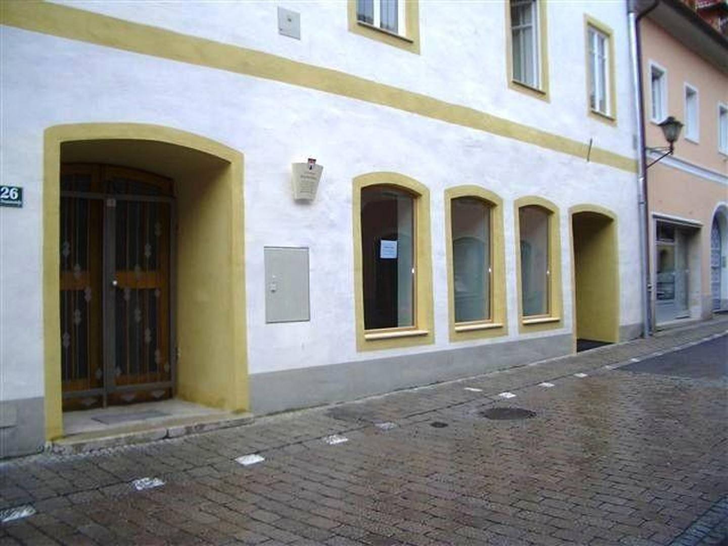Provisionsfreie Wohnung mit Geschäftslokal und Garten