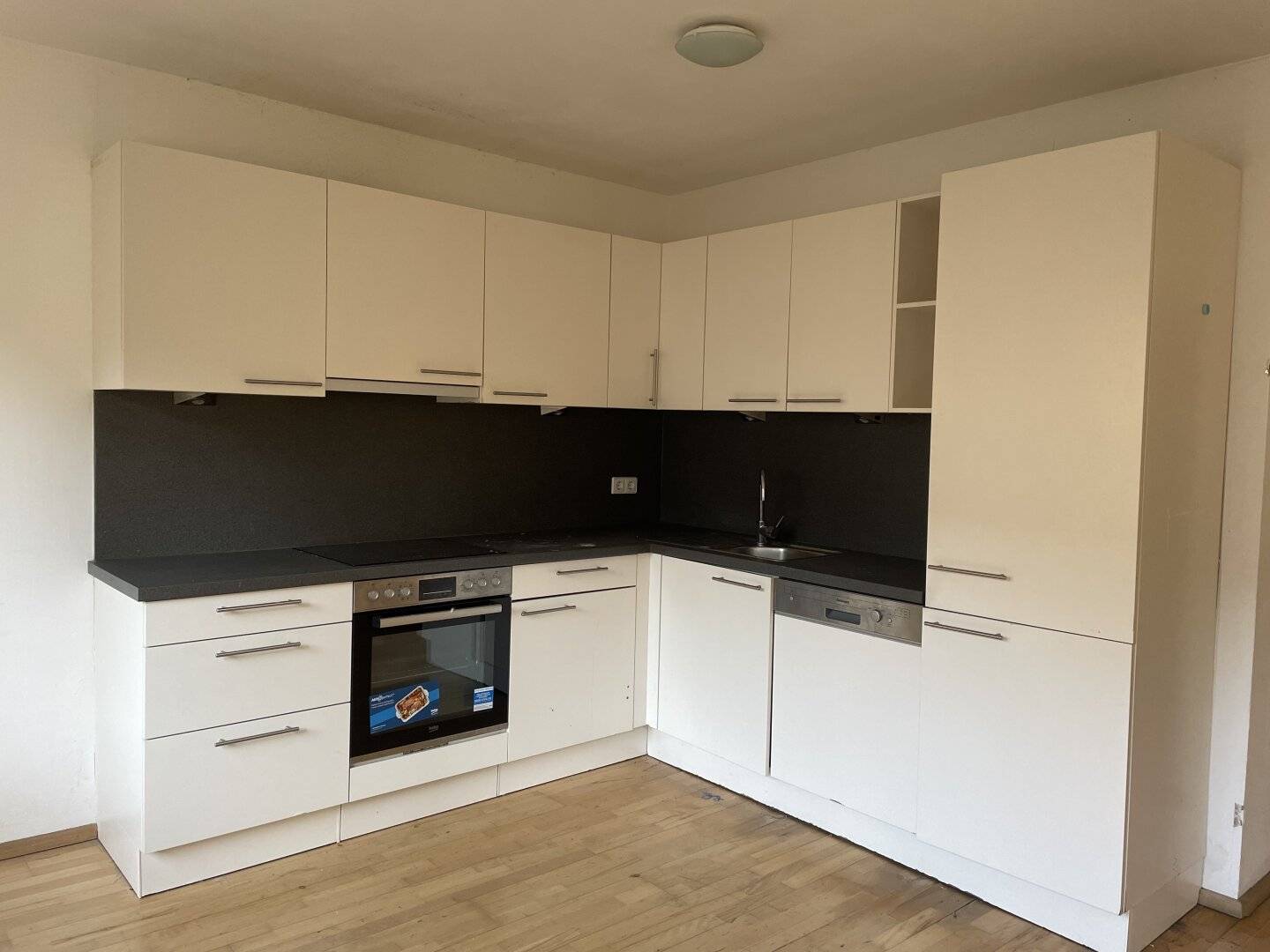 Apartment in need of renovation at Handelskai