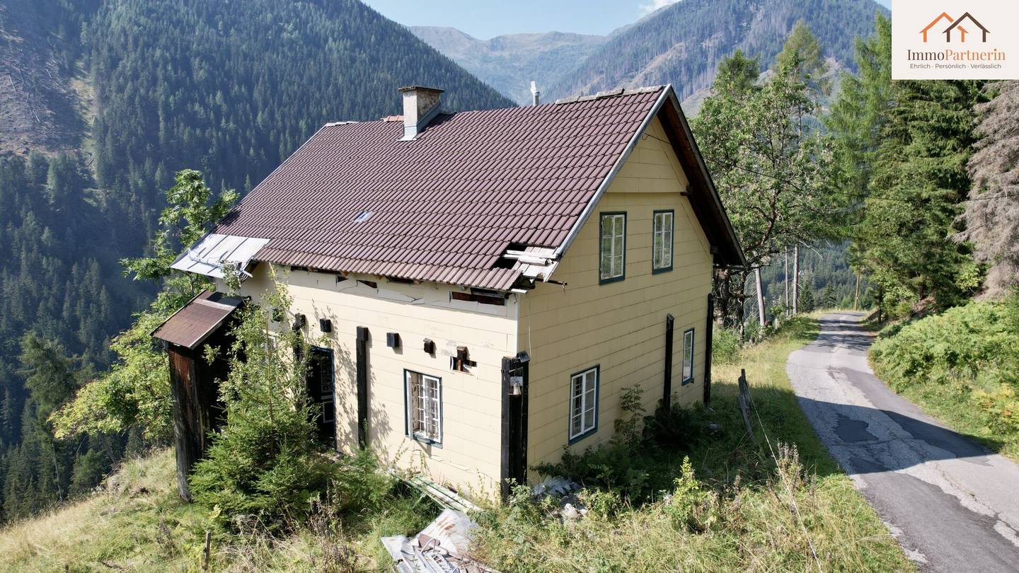 Farmstead with 1.07 ha in Teuchl – Place of longing for committed renovators