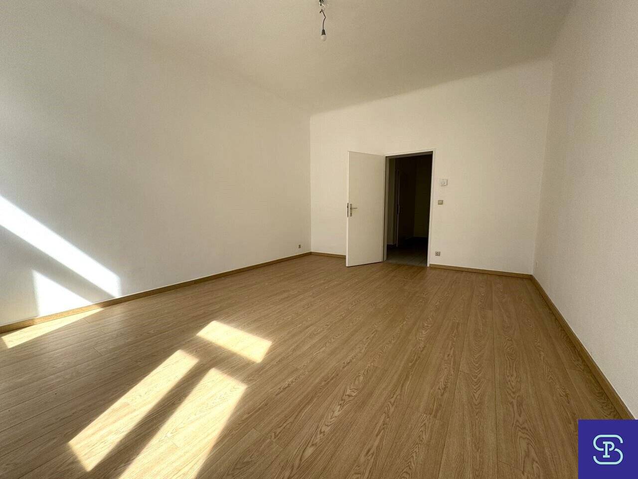 Commission-free Open-ended 64m² period building apartment with 2 rooms and lift - 1200 Vienna