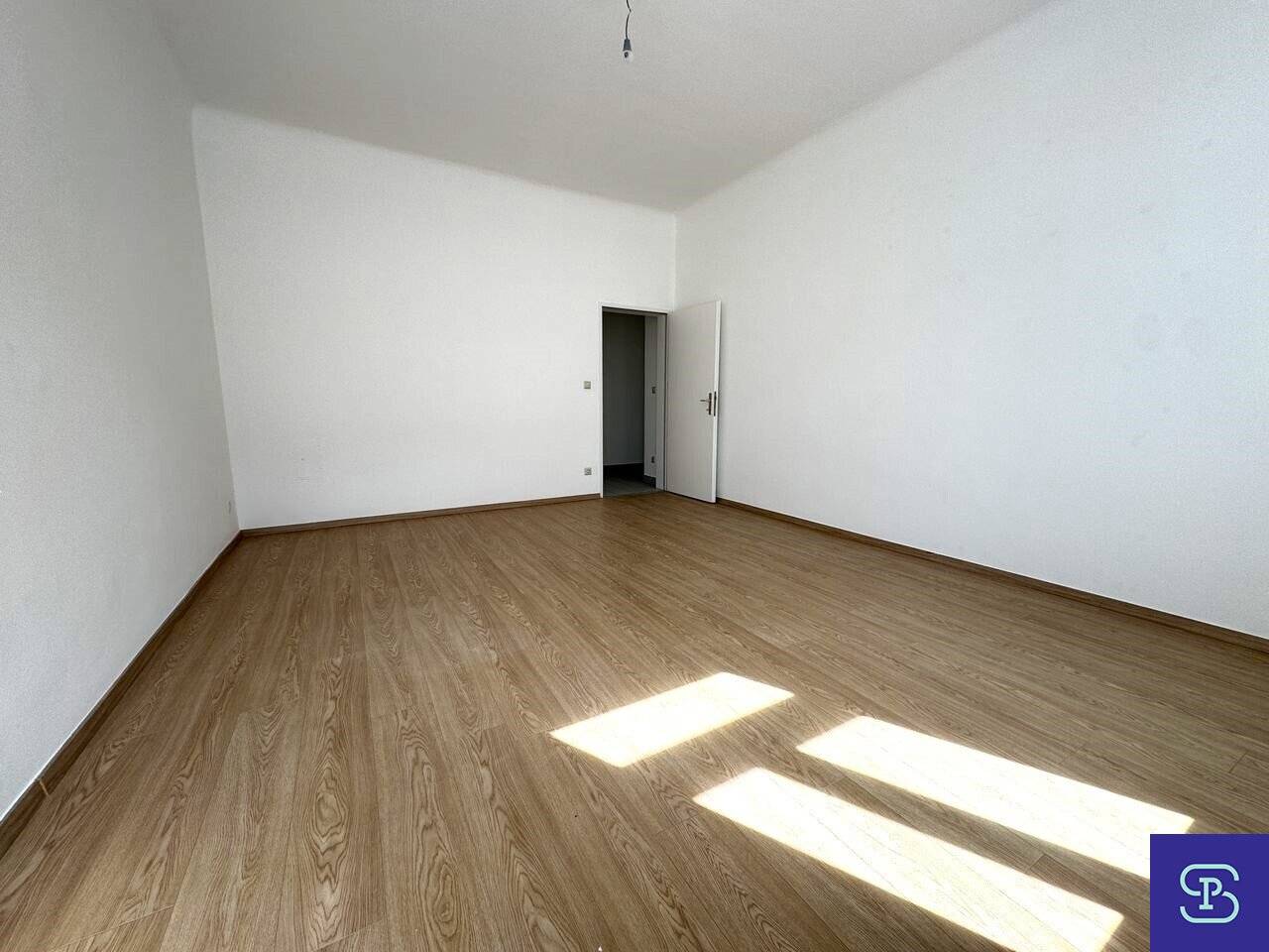 Commission-free Open-ended 64m² period building apartment with 2 rooms and lift - 1200 Vienna