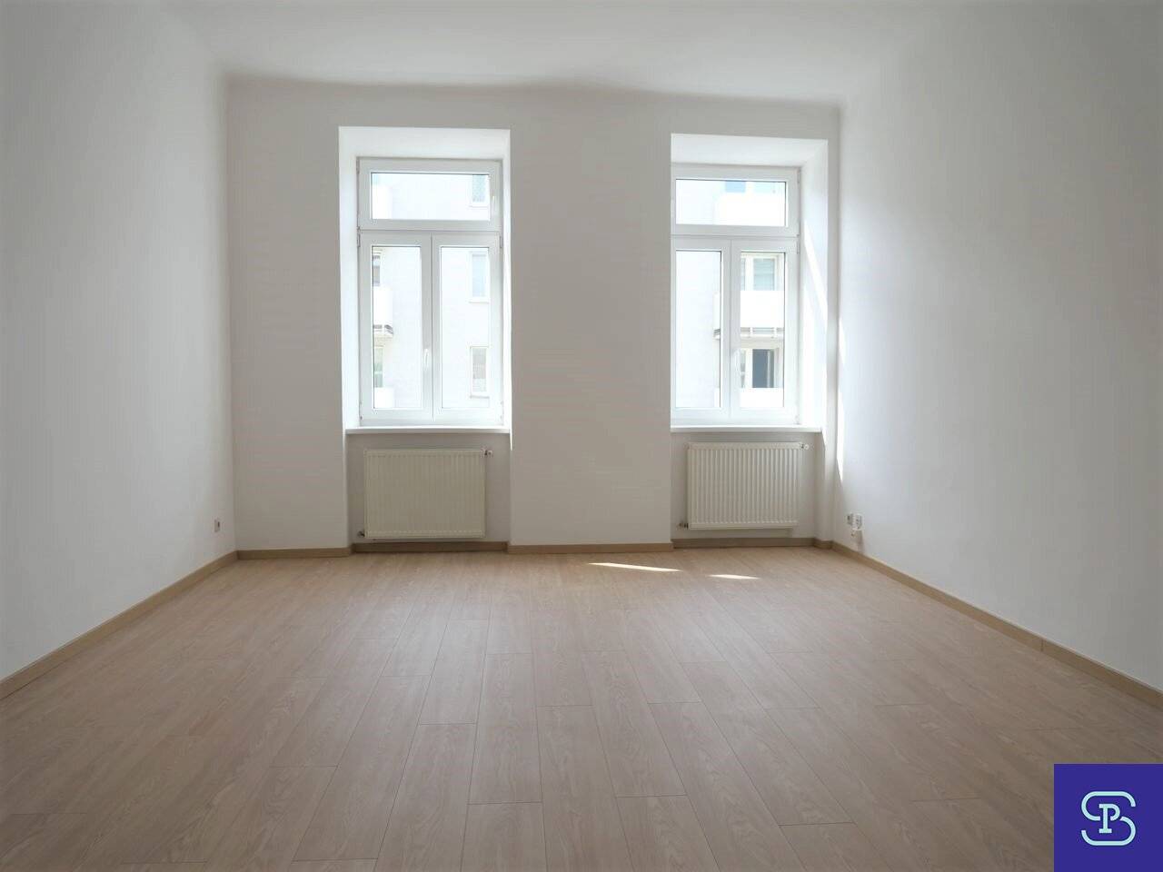 Commission-free Open-ended 64m² period building apartment with 2 rooms and lift - 1200 Vienna