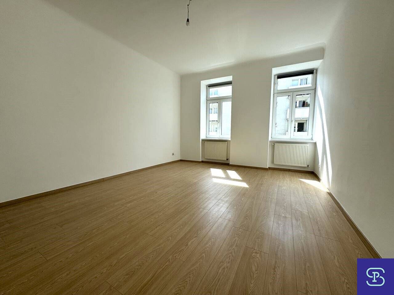 Commission-free Open-ended 64m² period building apartment with 2 rooms and lift - 1200 Vienna