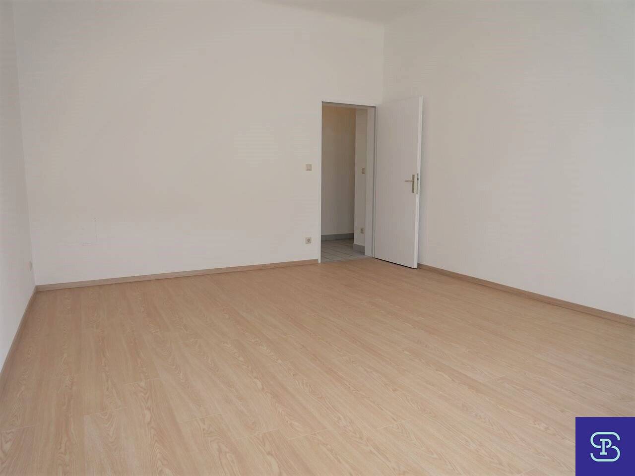 Commission-free Open-ended 64m² period building apartment with 2 rooms and lift - 1200 Vienna