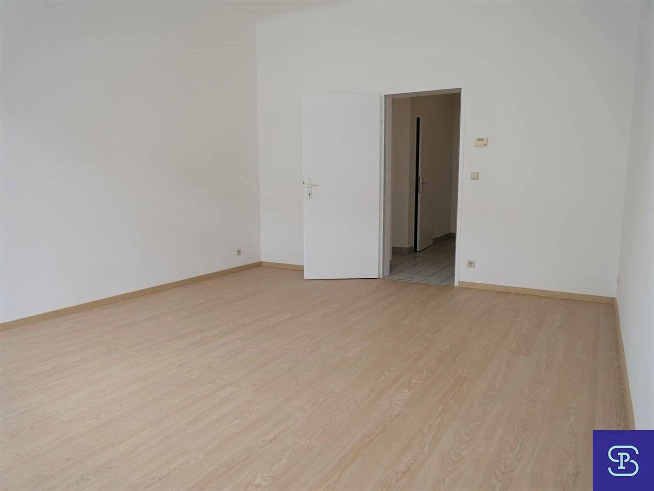 Commission-free Open-ended 64m² period building apartment with 2 rooms and lift - 1200 Vienna