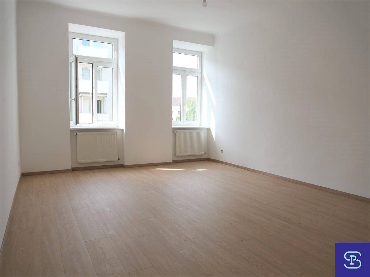 Commission-free Open-ended 64m² period building apartment with 2 rooms and lift - 1200 Vienna