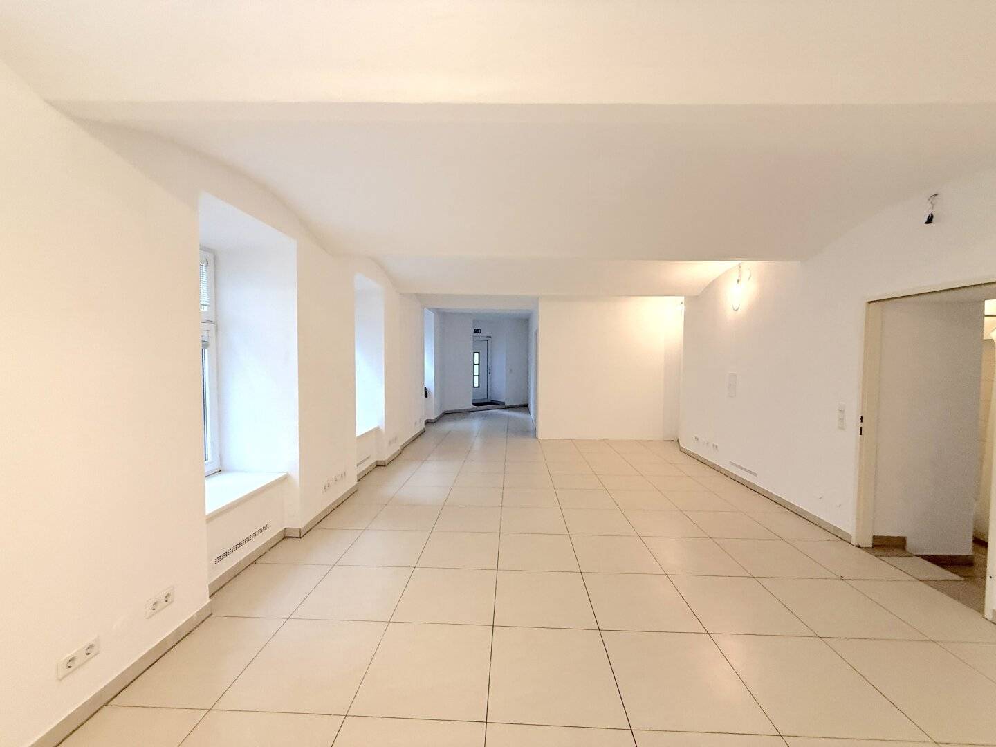 Ebenerdiges Büro mit straßenseitigem Zugang zu vermieten